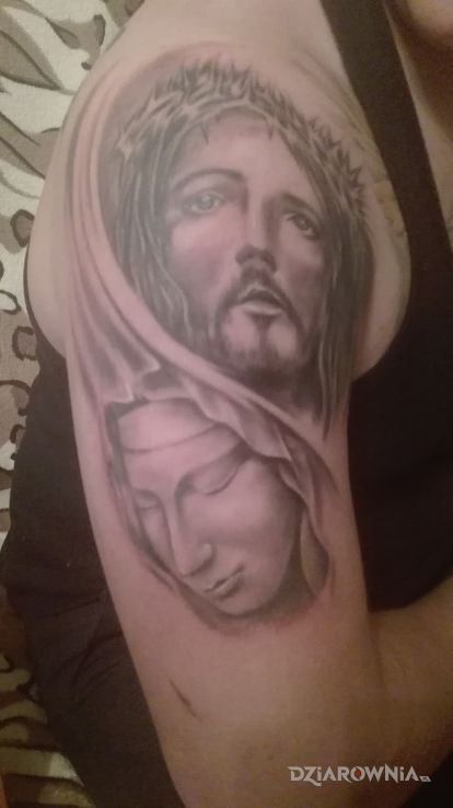 Tatuaż tatto w motywie religijne na ramieniu