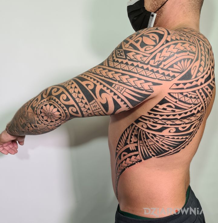 Tatuaż tatuaz w stylu samoa z freehandu w motywie anatomiczne i stylu polinezyjskie na bicepsie