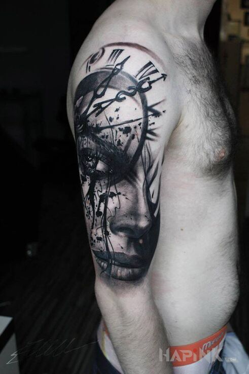 Tattoo Kobieta z zegarem in 3D motif on the upper arm