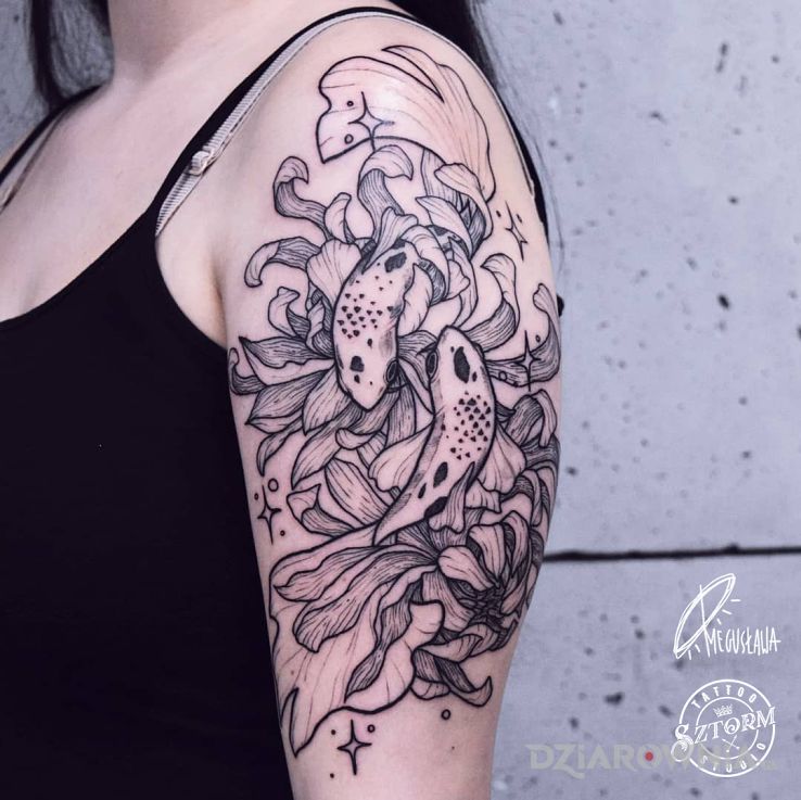 Tatuaż rybki na ramieniu w motywie znaki zodiaku i stylu dotwork na ramieniu