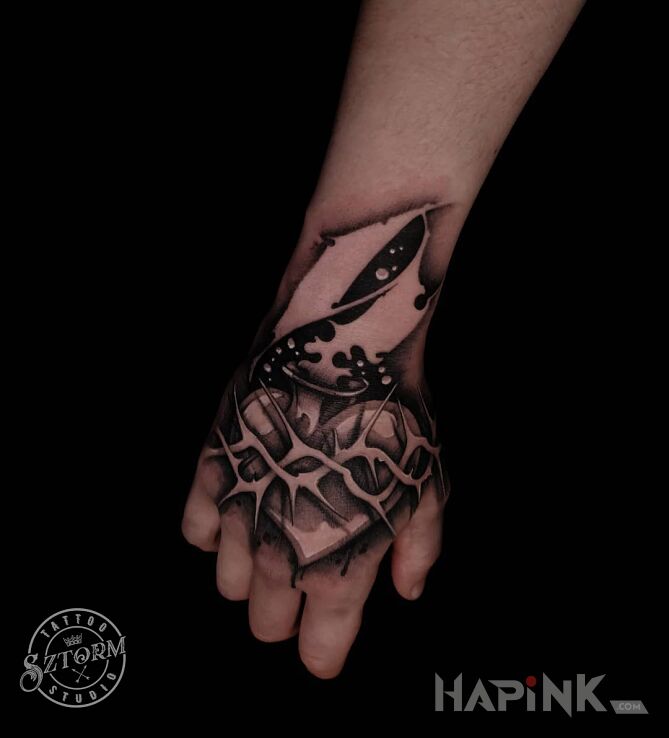 Tattoo Z sercem na dłoni! in black and gray motif and graphic / illustrative style on the hand