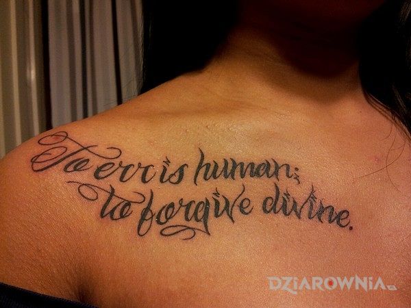 Tatuaż ciężki do odczytania tatuaż w motywie napisy na klatce