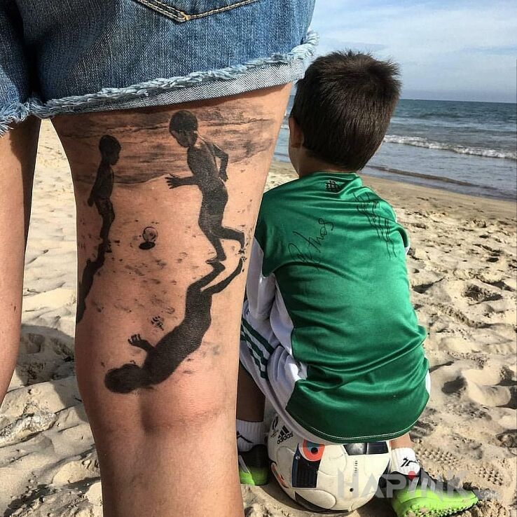 Tattoo Gra w piłę in black and gray motif and realistic style on the thigh
