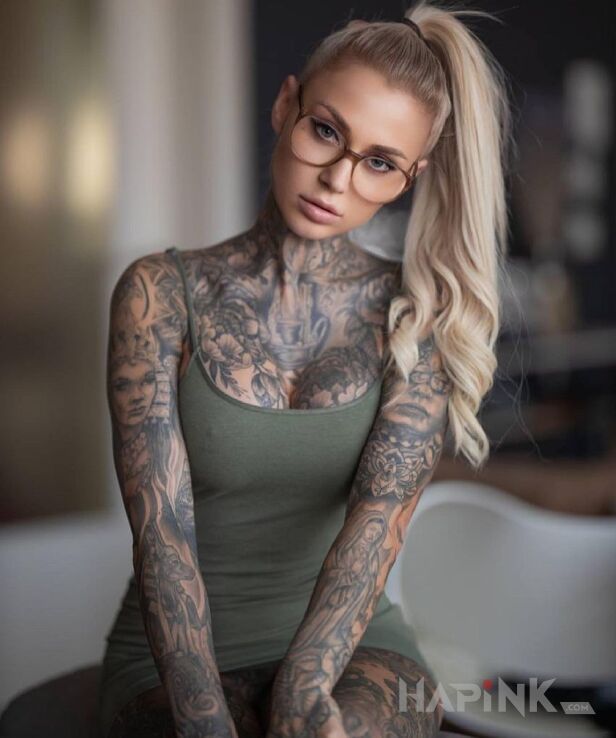 Tattoo Dużo dziar in black and gray motif and realistic style On the arm