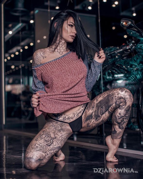 Tatuaż wydziarane nóżki w motywie czarno-szare i stylu realistyczne na brzuchu