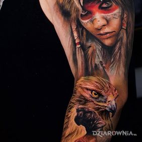Tatuaż Szamanka w skórze niedźwiedzia na ręce motyw: twarze styl: realistyczne