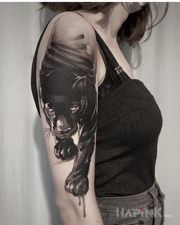 Tattoo Czarny jaguar in black and gray motif and blackwork / blackout style On the arm