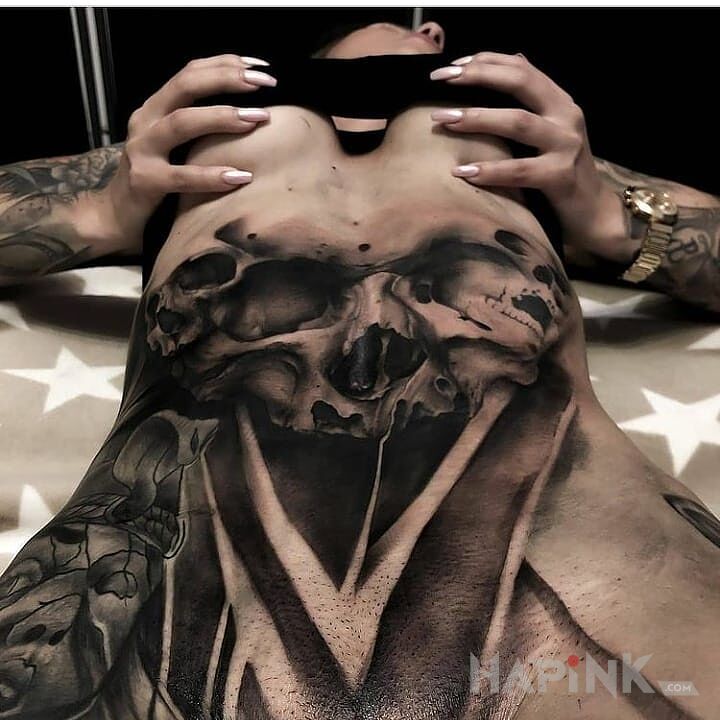 Tattoo Czaszki na bondziochu in skulls motif and realistic style intimate