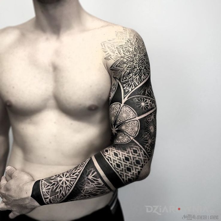 Tatuaż wzorki na rekawie w motywie rękawy i stylu geometryczne na przedramieniu