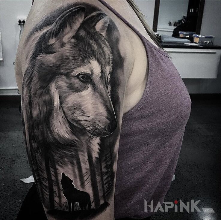 Tattoo Samotny wilk in animals motif and realistic style on the upper arm