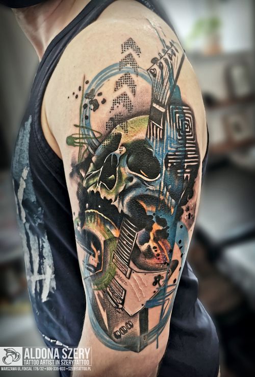 Tatuaż czaszka z gitarą w motywie kolorowe i stylu watercolor na ramieniu