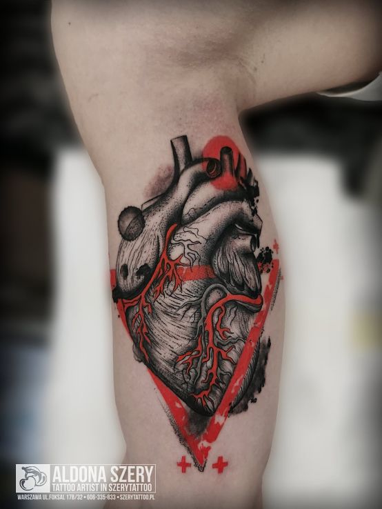 Tatuaż serce w motywie anatomiczne i stylu graficzne / ilustracyjne na bicepsie