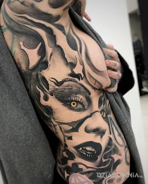 Tatuaż wampirzyca w motywie czarno-szare i stylu realistyczne na żebrach