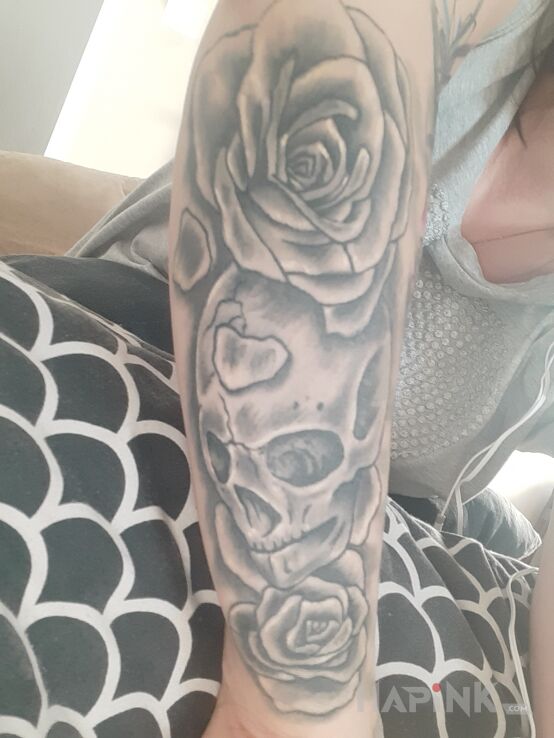 Tattoo Jednak zrobiony bez koloru ;) in flowers motif and graphic / illustrative style on the forearm