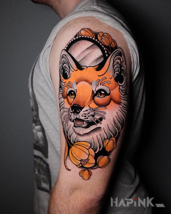 Tattoo Lis / Lustro / Kwiaty in animals motif and neo-traditional style on the upper arm
