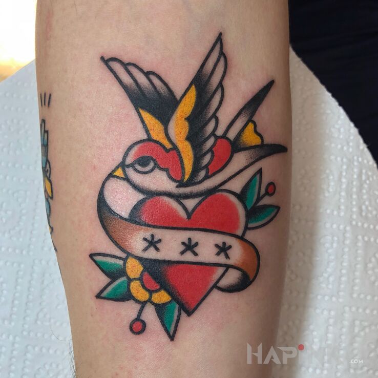Tattoo Jaskółka / Serce / Wstęga in colorful motif and oldschool style On the arm