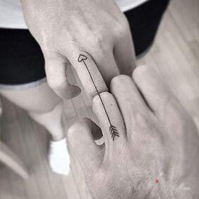Tattoo Arrow on the fingers motif: Love