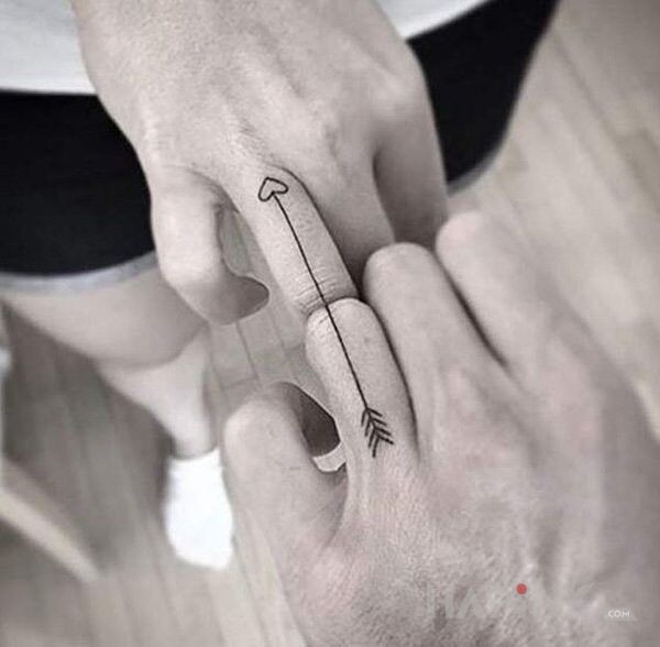 Tattoo Strzała in Love motif on the fingers