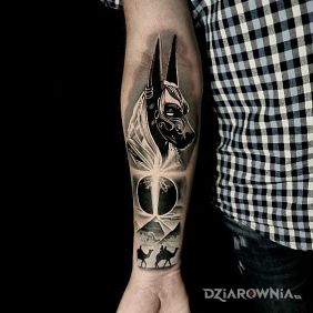 Tatuaż Anubis na przedramieniu motyw: czarno-szare styl: realistyczne