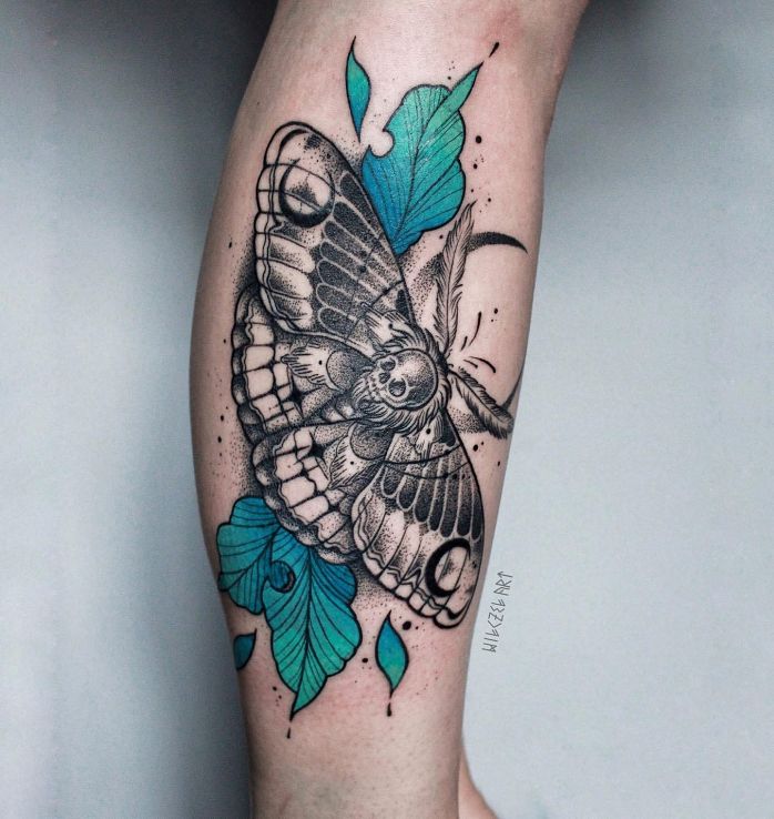 Tatuaż ćma  czaszka  liście w motywie motyle i stylu graficzne / ilustracyjne na nodze