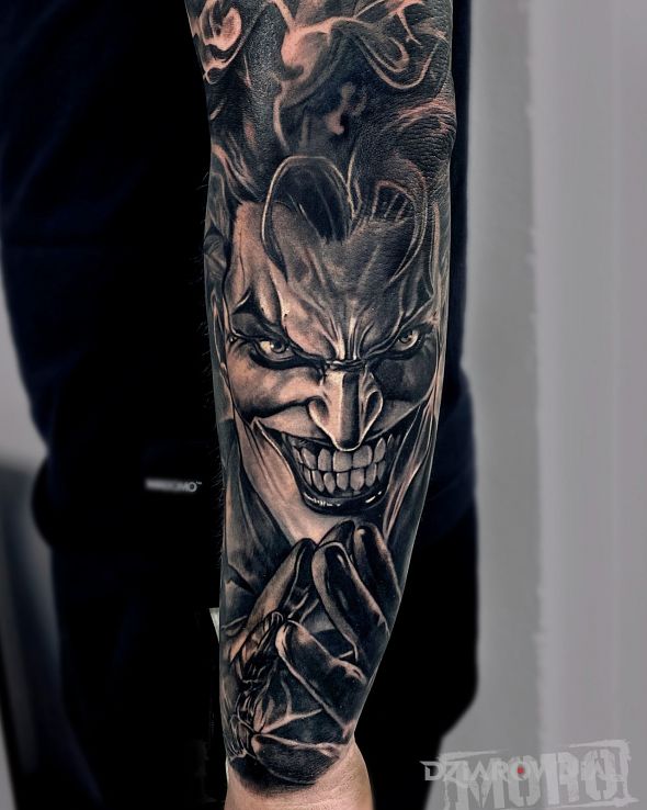 Tatuaż joker w motywie czarno-szare i stylu realistyczne na przedramieniu
