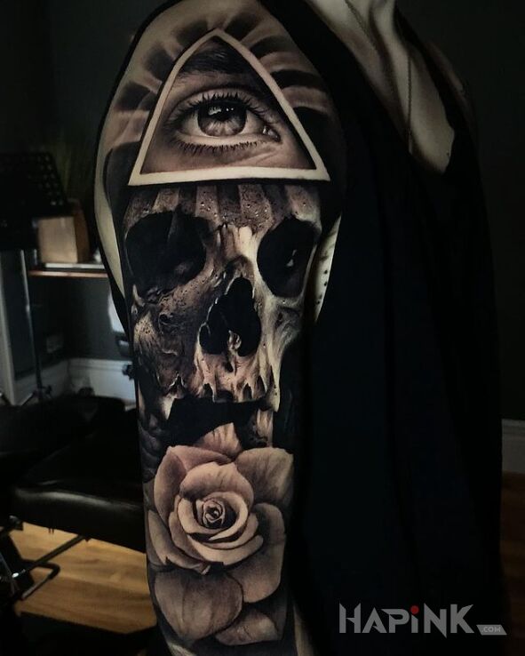Tattoo Oko w trójkącie in dark motif and realistic style on the upper arm