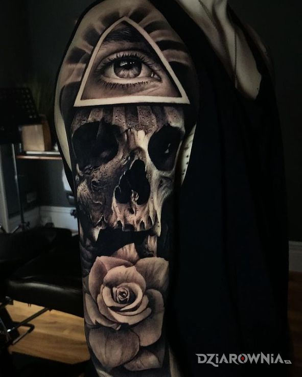 Tatuaż oko w trójkącie w motywie 3D i stylu realistyczne na ramieniu