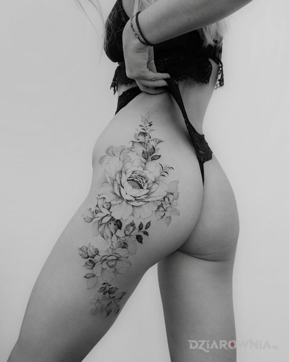 Tatuaż kwiatuszki w motywie czarno-szare i stylu realistyczne na nodze