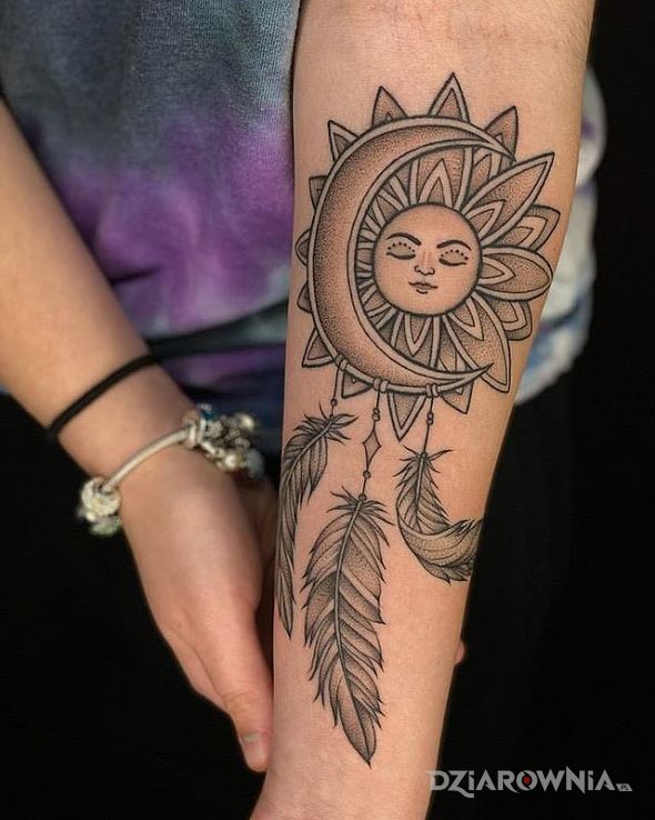 Tatuaż księżyc tulący się do słońca w motywie pozostałe i stylu graficzne / ilustracyjne na przedramieniu