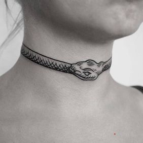 Tatuaż Wężowy choker na gardle motyw: zwierzęta styl: graficzne / ilustracyjne