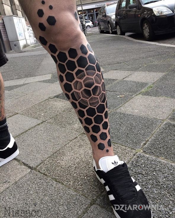 Tatuaż geometryczne elementy w stylu geometryczne na nodze