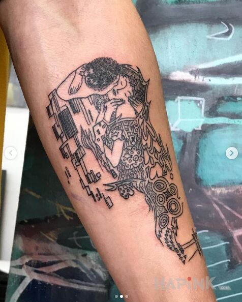 Tattoo Pocałunek Gustava Klimta in black and gray motif and abstract style on the forearm