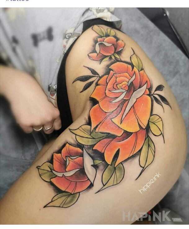 Tattoo Kwiaty in flowers motif and neo-traditional style on the leg
