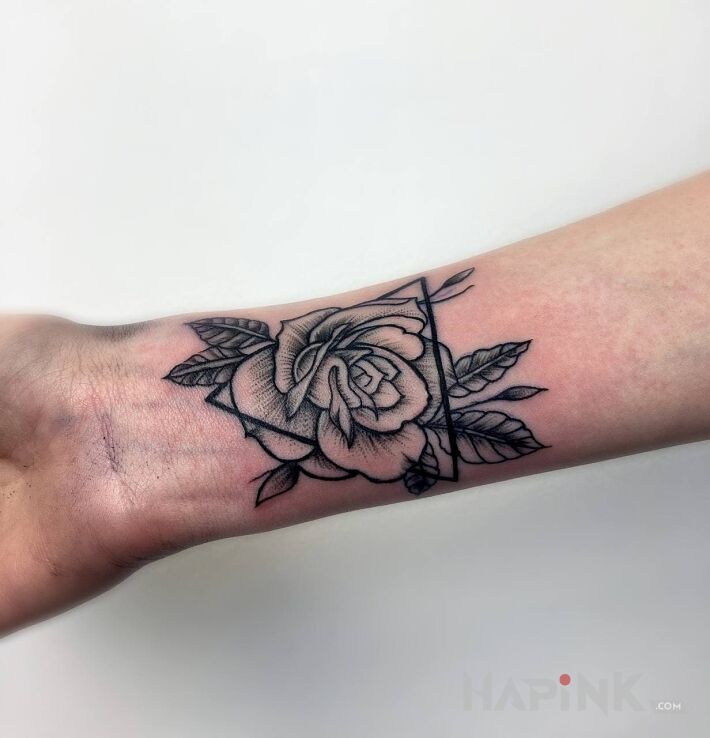 Tattoo Róża in floral motif and graphic / illustrative style on the forearm