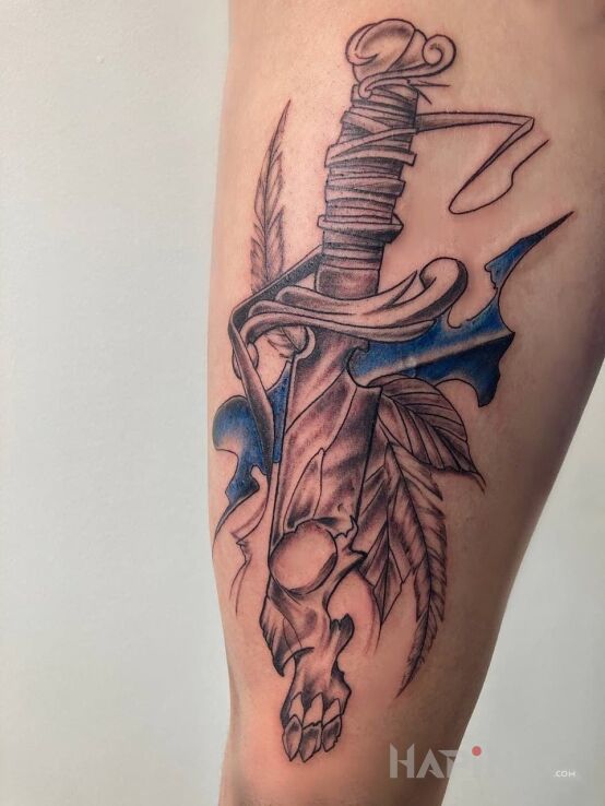 Tattoo Miecz czaszka in objects motif and graphic / illustrative style on the thigh