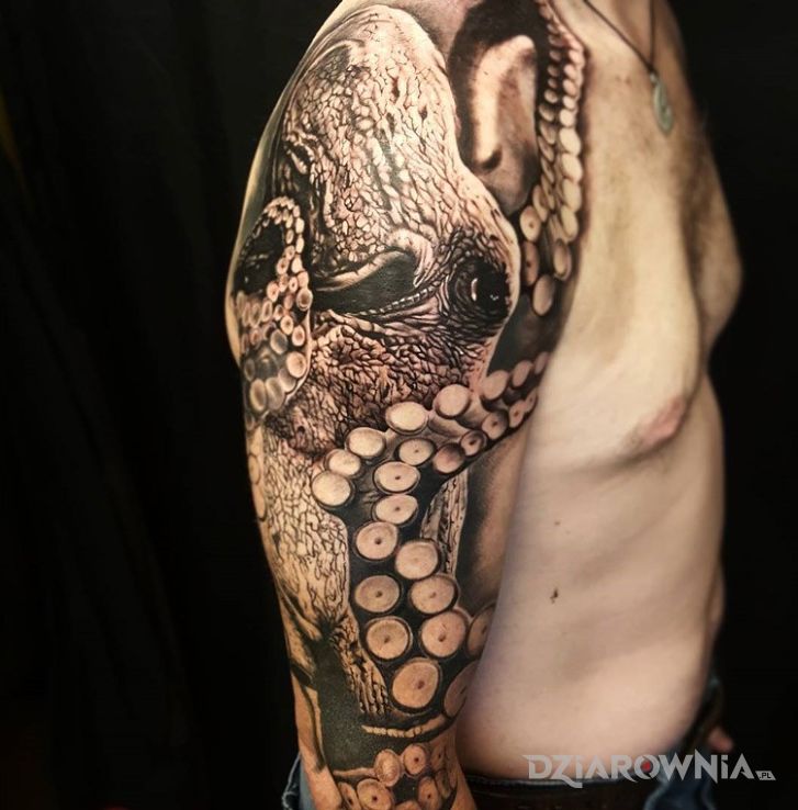 Tatuaż ośmiornica w motywie 3D i stylu realistyczne na ramieniu
