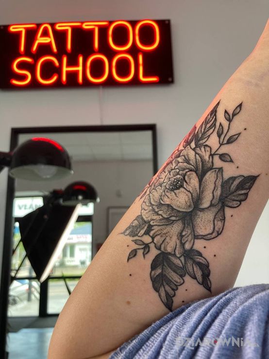 Tatuaż kwiat dla pani w motywie kwiaty na ręce