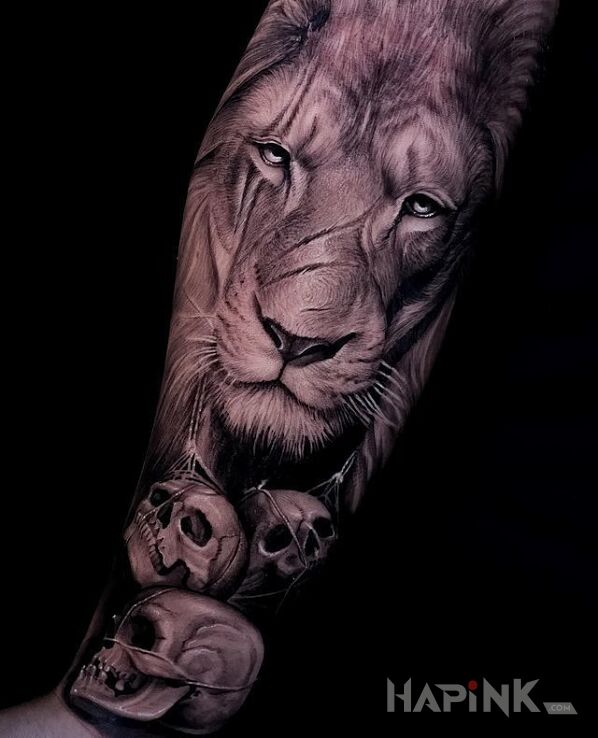 Tattoo Lew z bliznami in animals motif and realistic style On the arm