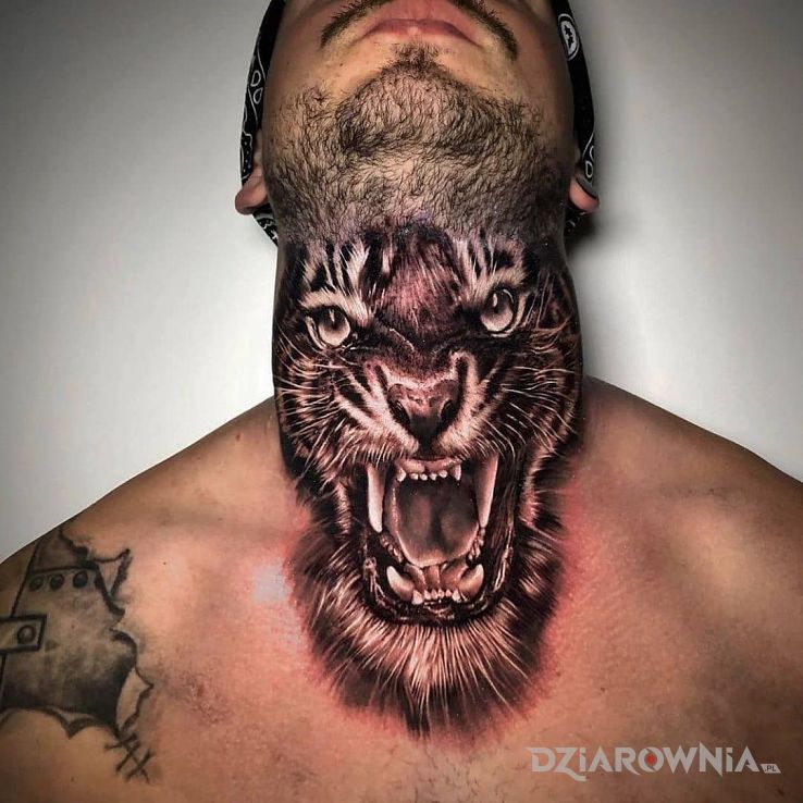 Tatuaż agresywny tygrys w motywie 3D i stylu realistyczne na szyi