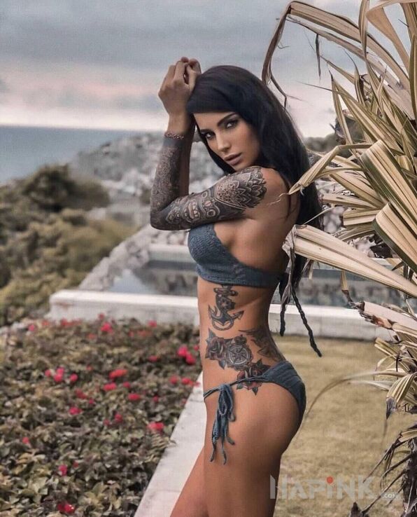 Tattoo Czarnuszka in flowers motif on the ribs