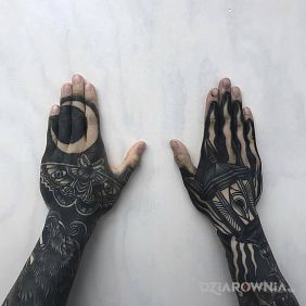 Tatuaż Czarne tatuaże na przedramieniu motyw: motyle styl: blackwork / blackout