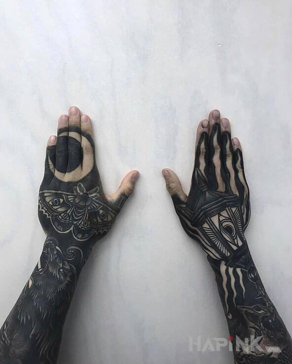 Tattoo Czarne tatuaże in butterflies motif and blackwork / blackout style on the hand
