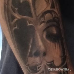 Tatuaż Kobieta na przedramieniu motyw: czarno-szare styl: realistyczne