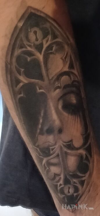 Tattoo Kobieta in faces motif and realistic style On the arm