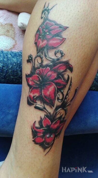 Tattoo Kwiaty in flowers motif on the leg