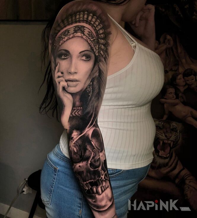 Tattoo Śliczna Indianka in skulls motif and realistic style on the upper arm
