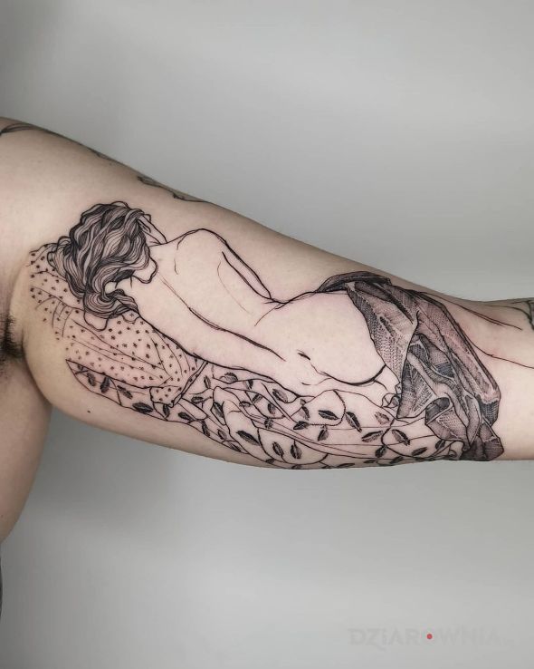Tatuaż dziewczyna pod kołdrą w motywie postacie i stylu graficzne / ilustracyjne na bicepsie
