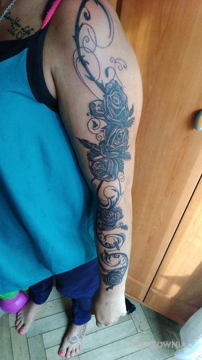 Tatuaż mój własny wzór w motywie kwiaty na ramieniu