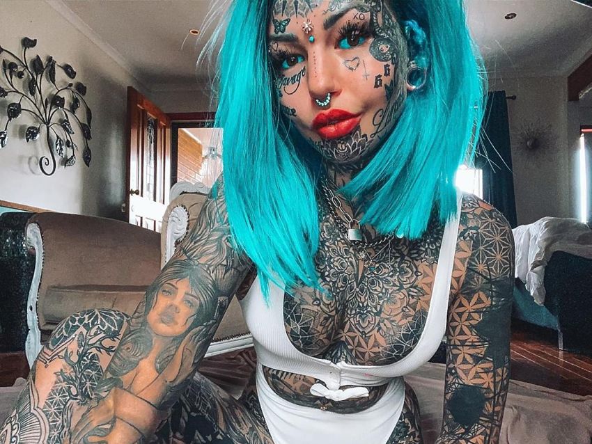 Blue eyes white dragon modelka z tatuażami