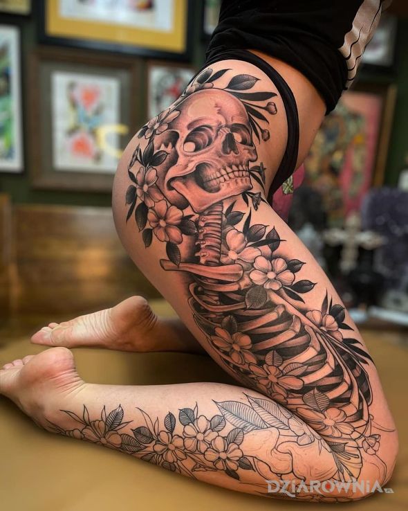 Tatuaż szkielet pośród kwiatów w motywie florystyczne i stylu realistyczne na łydce